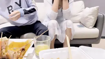33岁离异人妻，第一次约炮好紧张，被小伙灌多了脱衣抠穴插入，久违的性爱享受