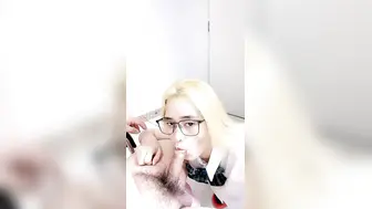 JK装一头金发眼镜妹！外表清纯被炮友狂草！蹲在地上深喉，骑乘位白嫩奶子直晃，后入爆插很享受
