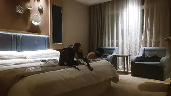 【哥只是一个传说520】酒店约丰满女王调教，趴在地上埋头舔逼，带着情趣手铐操逼