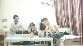 【换妻传媒】约巨乳夫妻4P交换，玩成人游戏调情，扶着肥臀后入，两个奶子操的直晃动