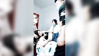 【极品大骚逼】淫窝今天来新人【上】安徽小姐妹双飞，白嫩害羞，这几个壮汉爽翻，轮番上场刺激一刻精彩