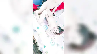 无毛馒头逼骚女跟好姐妹一起4P小哥哥，全程露脸让小哥各种抽插爆草浪叫呻吟，镜头前轮流展示精彩刺激不断
