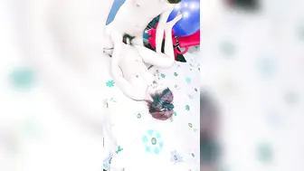 无毛馒头逼骚女跟好姐妹一起4P小哥哥，全程露脸让小哥各种抽插爆草浪叫呻吟，镜头前轮流展示精彩刺激不断