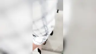 丰满巨乳妹子在公厕玩剧情，偶遇男子直接开干趴下深喉大屌撅起屁股后入啪啪