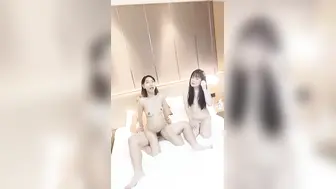 乖乖的小野猫激情群P啪啪大秀演绎【1】全程露脸淫乱的房间哪里都是战场，几个骚女被大哥们各种乱草淫声荡语