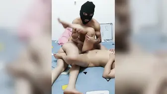 三女一男大秀直播，两个露脸骚逼让小哥在床上吃奶玩逼，淫声荡语人美逼遭罪让小哥各种爆草还要被姐妹揉奶子