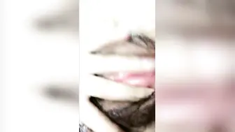 气质漂亮妹妹，颜值网红脸，带狗链，道具自慰，按到阴蒂和阴唇上表情呻吟很到位