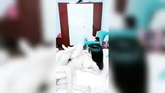 淫荡三姐妹【SPA-4P服务-下篇】全程露脸跟小哥玩4P，对着镜头激情上位浪荡呻吟，让小哥轮流爆草边亲边后入，直接射进骚穴中出
