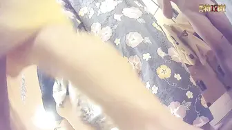 温泉洗浴中心女宾【换衣室洗浴间-2】内部真实偸拍，好多年轻嫩妹，各式各样大奶，翘臀性感的毛毛不知不觉，J8都看硬了
