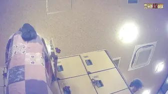 温泉洗浴中心女宾【换衣室洗浴间-2】内部真实偸拍，好多年轻嫩妹，各式各样大奶，翘臀性感的毛毛不知不觉，J8都看硬了