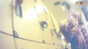 温泉洗浴中心女宾【换衣室洗浴间-2】内部真实偸拍，好多年轻嫩妹，各式各样大奶，翘臀性感的毛毛不知不觉，J8都看硬了