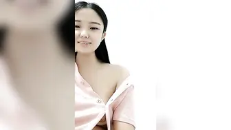 甜甜的小骚妹快开学了挣点生活费【下篇】全程露脸大秀直播很有料，揉捏圆润的奶子自己舔，骚逼特写展示很是粉嫩
