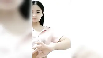 甜甜的小骚妹快开学了挣点生活费【下篇】全程露脸大秀直播很有料，揉捏圆润的奶子自己舔，骚逼特写展示很是粉嫩