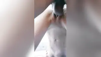 极品白发小妹神情尽显淫态，黑丝白虎窈窕身材，女上位骑乘大开M腿榨汁，巨屌顶蹭G点嫩穴潮吹，淫汁画出优美弧线.