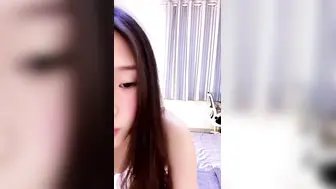 极品颜值美女为赚钱下海大秀，今天炮友没在独自在家，掰开小穴揉搓阴蒂，振动棒戴套抽插，搞得啊啊直叫
