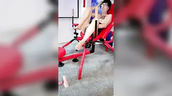 母女一起玩小哥真厉害【上篇】全程露脸轻SM调教母女，捆绑八爪椅口交大鸡巴舔弄骚逼，草了女儿草妈妈精彩刺激