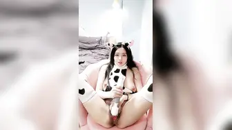 大奶子情趣装白丝斑点骚母狗全程露脸大秀，自己抓着奶吃好骚，AV棒自慰骚穴对着镜头呻吟，求主人调教好骚