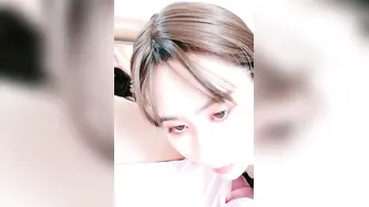 妖艳红唇牙套小姐姐女同双女大秀【下篇】舌头舔弄粉嫩美穴，特写假屌进出抽插，高潮喷水互换舔逼，翘起双腿插入爽翻