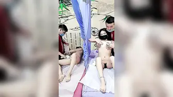 勾引女顾客【上篇】做特殊服务及其5P，享受了按摩就得享受抽插，淫乱的按摩房多体位爆草抽插激情5P，好闺蜜揉奶抠逼