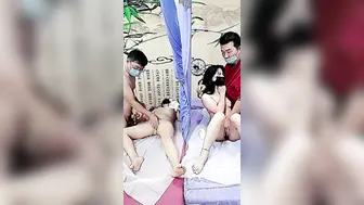勾引女顾客【上篇】做特殊服务及其5P，享受了按摩就得享受抽插，淫乱的按摩房多体位爆草抽插激情5P，好闺蜜揉奶抠逼