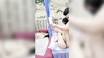 勾引女顾客【上篇】做特殊服务及其5P，享受了按摩就得享受抽插，淫乱的按摩房多体位爆草抽插激情5P，好闺蜜揉奶抠逼