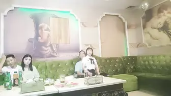 商K达人，激情一整夜，今晚学生妹主题，一曲《大风吹》氛围拉满，与小萝莉深入交流双双高潮.