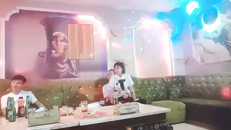商K达人，激情一整夜，今晚学生妹主题，一曲《大风吹》氛围拉满，与小萝莉深入交流双双高潮.