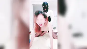 风骚御姐OL装扮，黑丝短裙很是性感，大战头套男，解开内衣一顿揉胸，主动骑乘爆插，正入猛操小穴