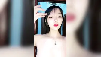 过年回家直播不方便，在【卫生间】里面一个人偷偷道具自慰，第一人称完美露脸