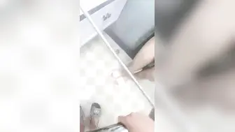 长发红唇美女主播【浴室口交】先自慰，毛毛很旺盛，第一视角口交无套啪啪，高潮迭起叫床声很大