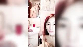 露脸小少妇新年跟小哥在浴室里激情啪啪【上篇】口交大鸡巴温柔的舔弄让小哥草嘴给狼友看，浴室后入爆草刺激