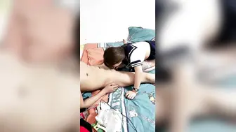 绿帽男让自己的老婆款待好兄弟4P【上篇】老公直播看两哥们玩弄自己老婆，情趣丝袜装诱惑全程露脸吃奶舔逼各种蹂躏