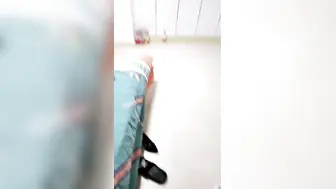 绿帽男让自己的老婆款待好兄弟4P【上篇】老公直播看两哥们玩弄自己老婆，情趣丝袜装诱惑全程露脸吃奶舔逼各种蹂躏