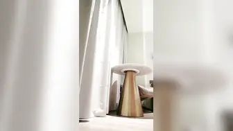 老牌美女主播苏苏下海大尺度自慰诱惑，露出白皙奶子揉捏，椅子上M腿掰穴特写，假屌放地板上对着镜头套弄