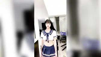 胸前有个发财花臂纹身，红唇妖艳美女，极品美乳粉穴，情趣装露奶浴室洗澡，双跳蛋震动微毛肥穴，一个塞入一个震阴蒂