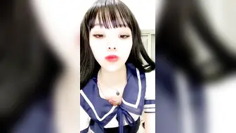 胸前有个发财花臂纹身，红唇妖艳美女，极品美乳粉穴，情趣装露奶浴室洗澡，双跳蛋震动微毛肥穴，一个塞入一个震阴蒂