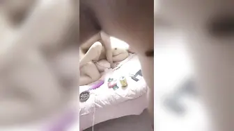 自己的老婆让人随便看多P，全程露脸给狼友直播看老婆在别人胯下呻吟，轮草抽插浪荡呻吟伺候好小哥道具自慰