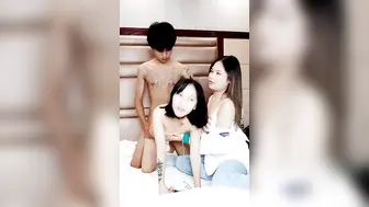 表哥约婊妹草逼还免费【下篇】淫乱的房间激情啪啪旁边还有好姐妹，全程露脸激情啪啪主动上位抽插，后入蜜桃臀刺激
