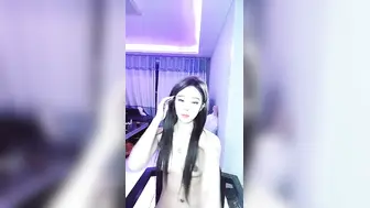 【脸红的夜晚】颜值绿播尝到甜头，收益暴涨，艳舞，女警装，特写鲍鱼