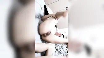 一眼就爱上的小女人【上篇】全程露脸跟小哥哥大秀直播，温柔的调教舌吻给小哥喂奶，各种舔逼表情好骚呻吟可射刺激
