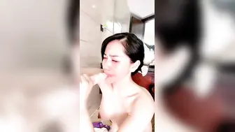 一线天美穴极度淫骚美女喝尿道具自慰【下篇】跳蛋吸奶器震穴，尿尿倒在身上，牛奶抹逼插菊花，圆润屁股假屌骑乘