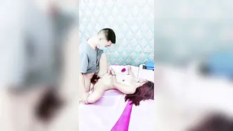 不正规的按摩店不正经的少妇，全裸让小哥全身精油按摩，揉奶又摸逼，大鸡巴直接草，多体位抽插浪荡呻吟不止