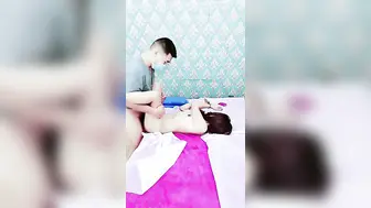 不正规的按摩店不正经的少妇，全裸让小哥全身精油按摩，揉奶又摸逼，大鸡巴直接草，多体位抽插浪荡呻吟不止