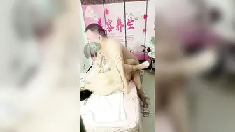 【美容养生馆】大叔忽悠女顾客【下篇】激情啪啪，色情按摩揉捏骚奶子玩骚逼淫水已湿透，大鸡巴各种爆草口交大鸡巴真骚