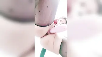 【顶级美腿女神-性感裸舞-上篇】暴力自慰各种棒子轮番上，高潮大量喷水，极品美臀假屌骑坐，撑爆小穴喷了一镜子水