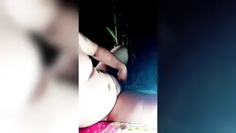 户外野战玉米地头，淫男荡女深夜户外点灯开草，极品大奶子让大哥先舔逼然后再口交大鸡巴，主动上位抽插浪叫