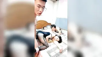 技校19小妹和风骚老阿姨跟两个大哥玩4P【下篇】全程露脸丝袜情趣被两大哥捆起来一起草嘴，各种蹂躏玩逼吃奶抽插