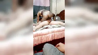 技校19小妹和风骚老阿姨跟两个大哥玩4P【下篇】全程露脸丝袜情趣被两大哥捆起来一起草嘴，各种蹂躏玩逼吃奶抽插