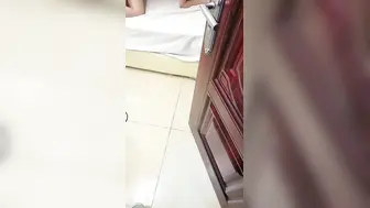 持久小哥4P【下篇】两个纹身少妇全程露脸性感纹身，一起舔鸡巴主动上位让小哥轮流爆草抽插，浪叫呻吟表情好骚真刺激