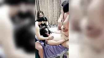 接待两位美女顾客深夜6P，两男4女全身按摩揉奶子抠逼扒了强上，2男玩4女手都不够用了，各种抽插爆草淫乱